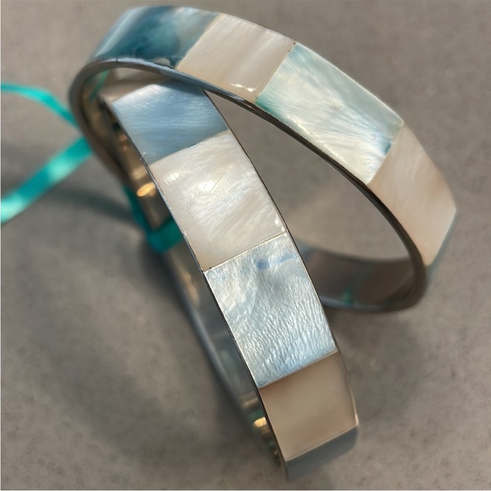 Set of 12 Mother of Pearl bracelets bangels silver accent blue aqua pink white - Picture 4 of 12